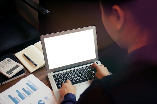 Деловая женщина работает на ноутбуке с макет пустым экраном. концепция технологии