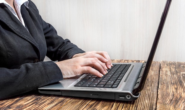 Donna d'affari che lavora su un computer portatile sul posto di lavoro concetto di business