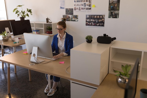 Photo business woman working on personal computer at desk