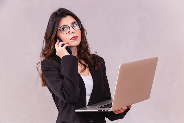 Donna d'affari che lavora con il suo laptop