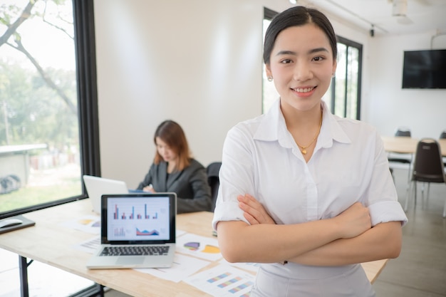 Donna d'affari sul posto di lavoro