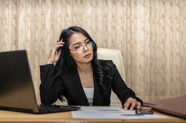 Business women hand with paper writing at graph.