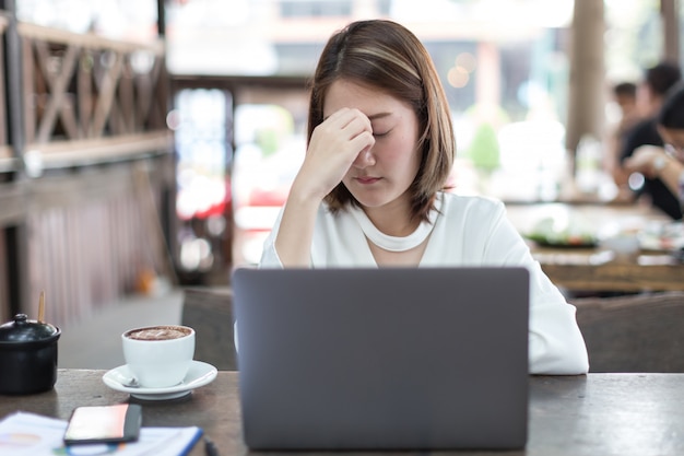 ビジネスの女性は仕事からストレスを感じていました。技術とライフスタイルのコンセプト。社会問題と問題。