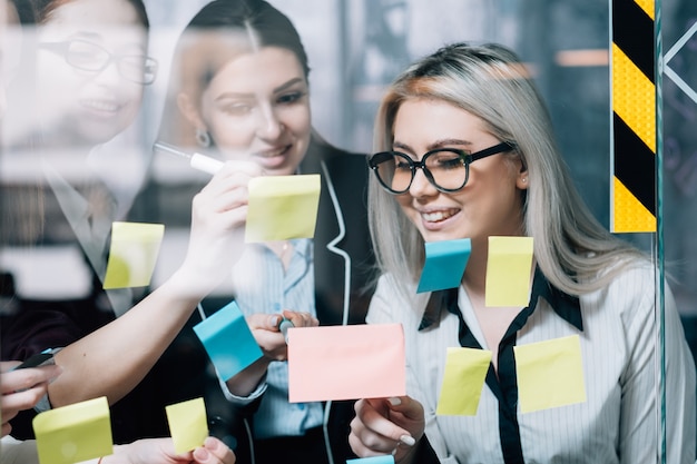 Brainstorming della squadra delle donne di affari. sviluppo di strategie di successo. dirigenti aziendali che condividono idee.