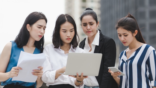 Photo business women team with serious tired depressed unemployed outdoor