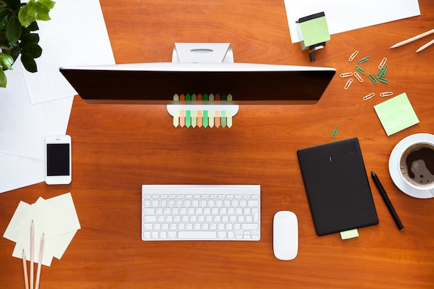 Foto scrivania da lavoro con computer e forniture ufficio moderno