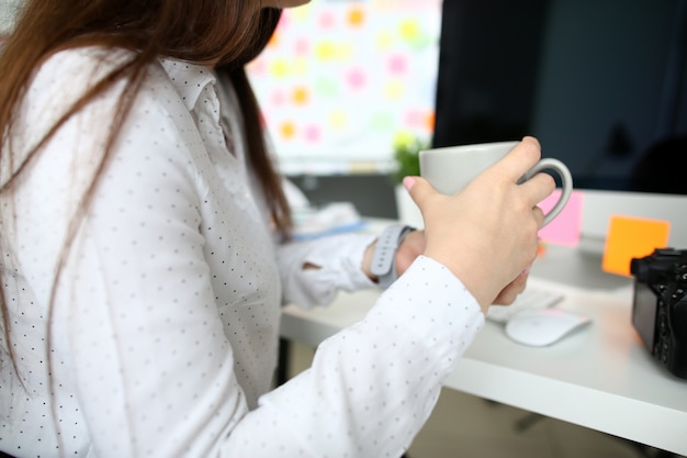 Businesslady имея перерыв на кофе