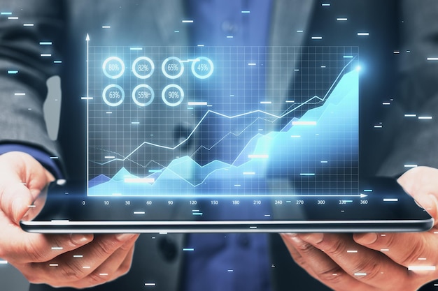 Бизнесмен анализирует диаграмму цифрового роста на планшете