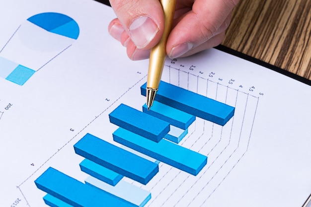 Uomo d'affari che analizza i grafici di investimento