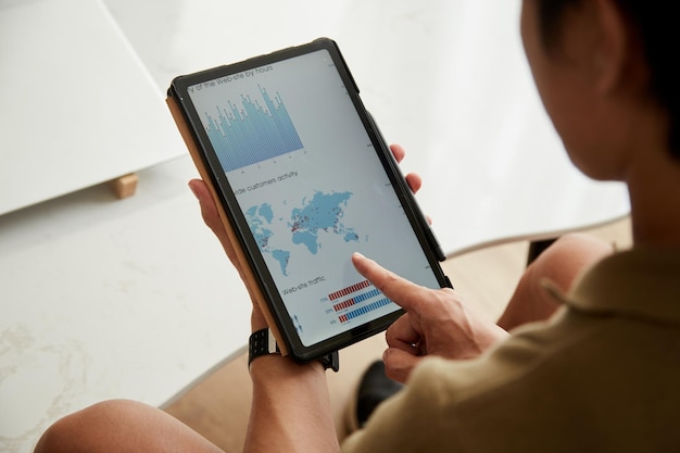 タブレットでレポートを分析するビジネスマン