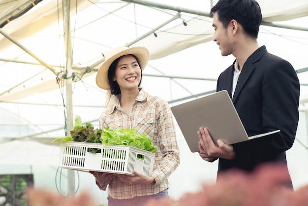 写真 ビジネスマンおよび農夫は農場で製品水耕サラダ野菜についてビジネスを交渉します。