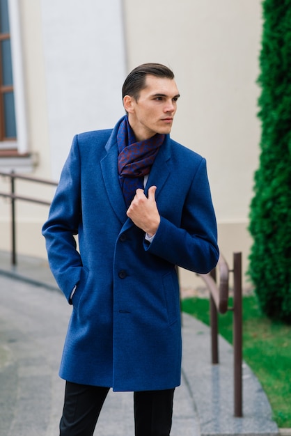 Photo businessman in an autumn city, fashion