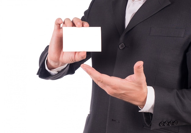 Бизнесмен в черном костюме держит карточку на белом фоне