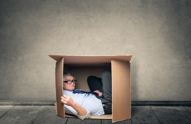 Photo businessman in a box