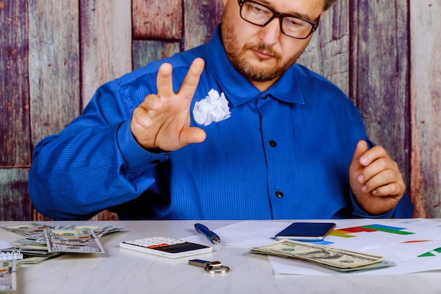 Photo businessman breaks a document in his office