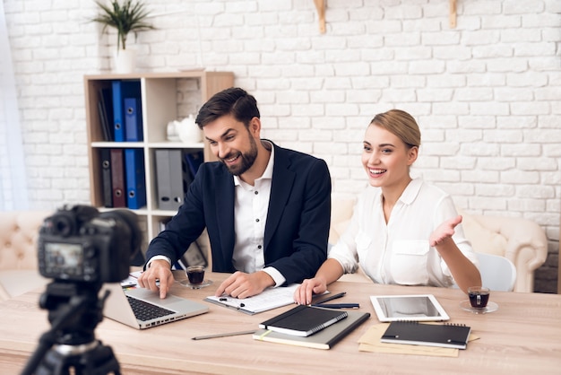 Uomo d'affari e donna di affari che discutono per l'affare.