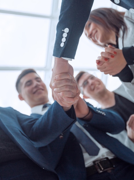 Photo businessman and businesswoman shaking hands with each other