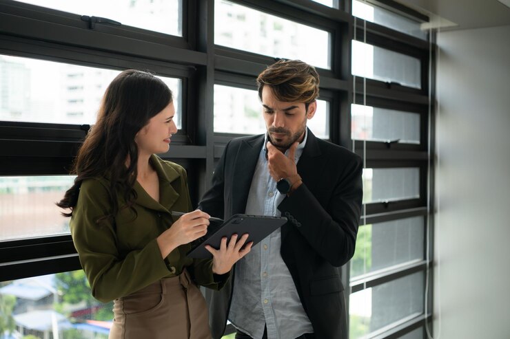 Businessman and businesswoman talking in coffee shop Business people concept