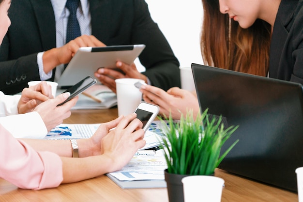 Businessman and businesswomen working in office uds