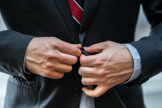 Photo businessman buttoning up his suit