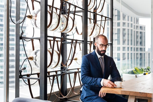 Photo businessman in a cafe