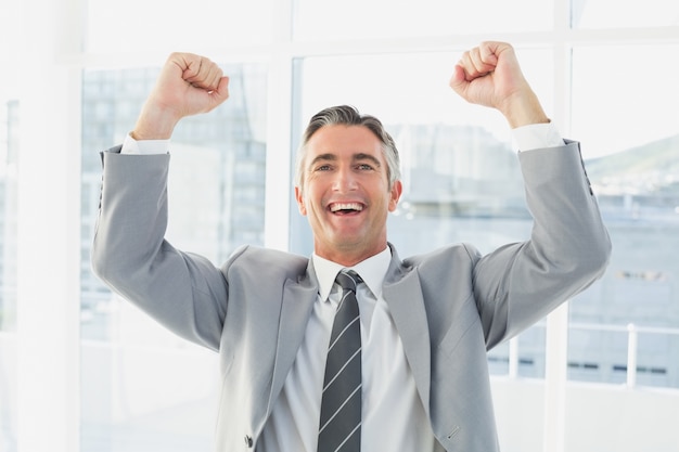 Uomo d'affari che celebra un buon lavoro