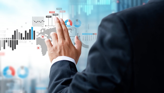 Diagramma di investimento del controllo dell'uomo d'affari sullo schermo dello specchio