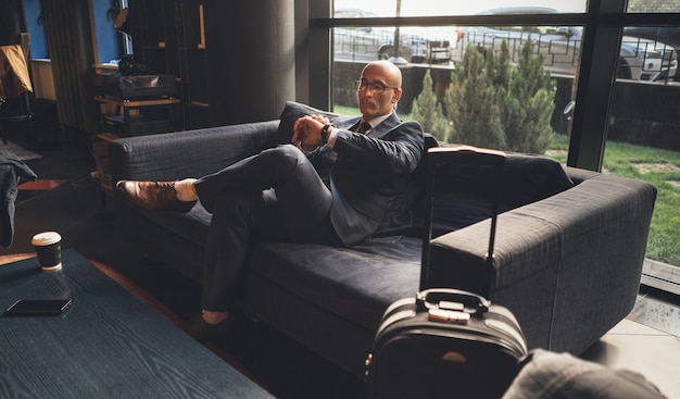 Photo businessman checking at his wristwatch