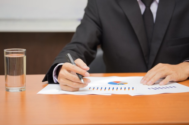 Photo businessman checks stock