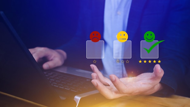 幸せな笑顔の顔アイコン フィードバック評価と肯定的な顧客レビュー経験満足度調査精神的健康評価を選択するビジネスマン