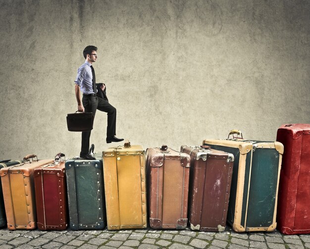 Photo businessman climbing on luggages