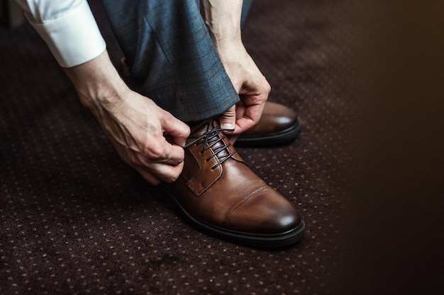 Uomo d'affari vestiti scarpe uomo che si prepara per lo sposo mattina prima della cerimonia di nozze