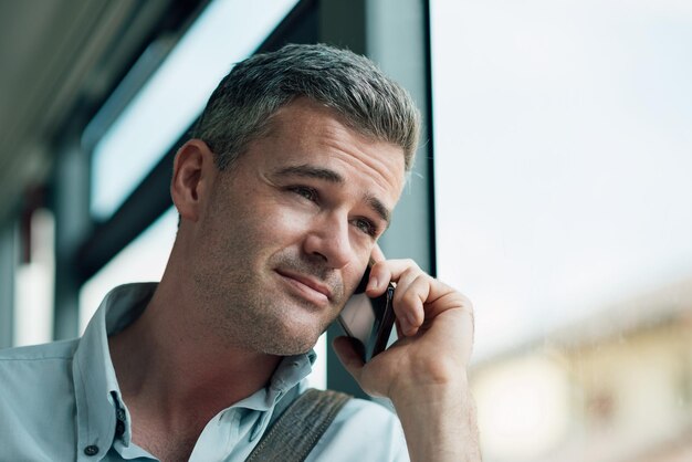 Foto uomo d'affari che si reca al lavoro