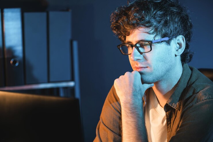 Photo businessman concentrating on pc on project at neon light office gusher