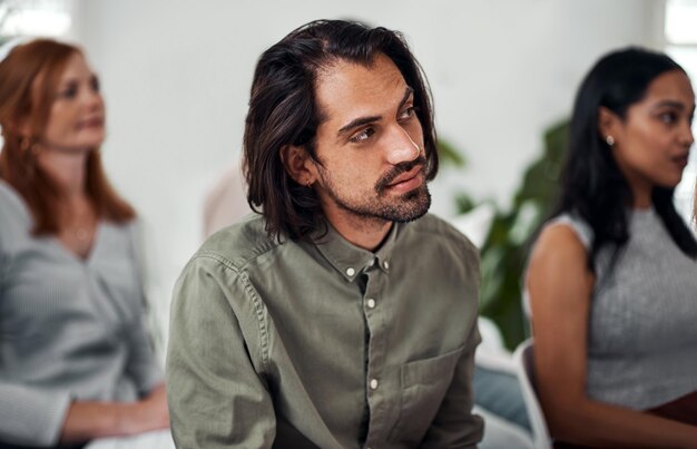 Businessman conferentie en luisteren met menigte in de bestuurszaal voor opleidingsontwikkeling of loopbaanontwikkeling Mensen workshop en publiek met diversiteit groep of denken met team bij start-up bedrijf