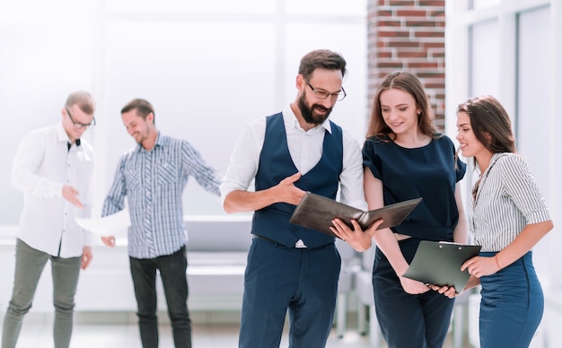 Photo businessman discussing business documents