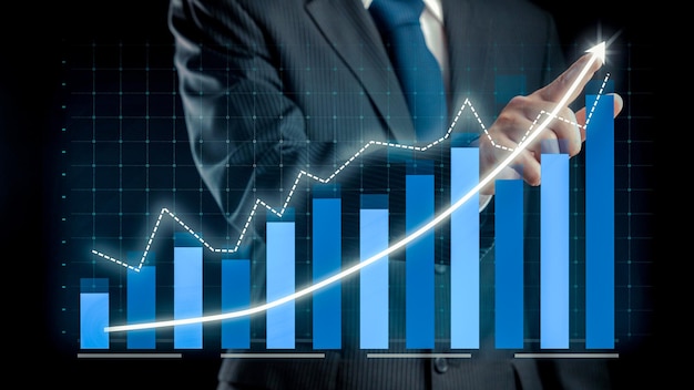 Бизнесмен рисует финансовую аллюзивную графическую диаграмму, показывающую рост прибыли бизнеса