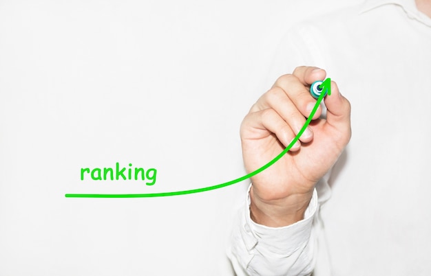 Imprenditore disegnare grafico crescente simboleggia la crescita del ranking