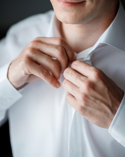 Foto uomo d'affari abiti camicia bianca mani maschili closeupgroom prepararsi al mattino prima della cerimonia di nozze