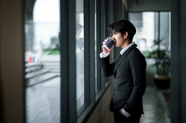 businessman drinking coffee with blurry background