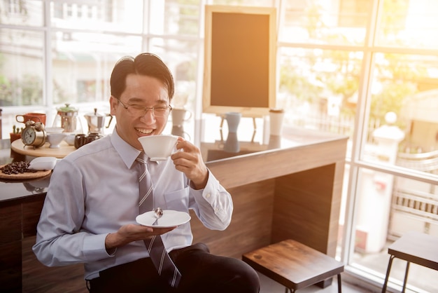 仕事の前に朝にホットコーヒーを飲むビジネスマン。