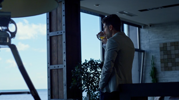 호텔 라운지에서 위스키를 마시는 사업가 성공적인 남자 휴가 개념