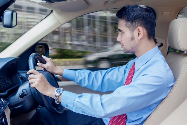 道路で車を運転するビジネスマン