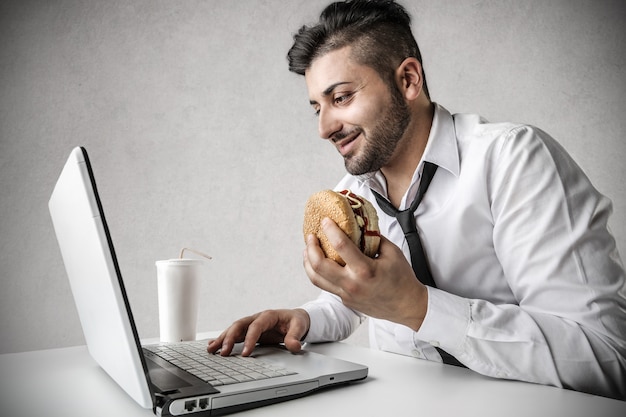 ハンバーガーを食べるビジネスマン