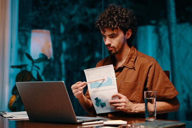 Photo businessman explaining data in report