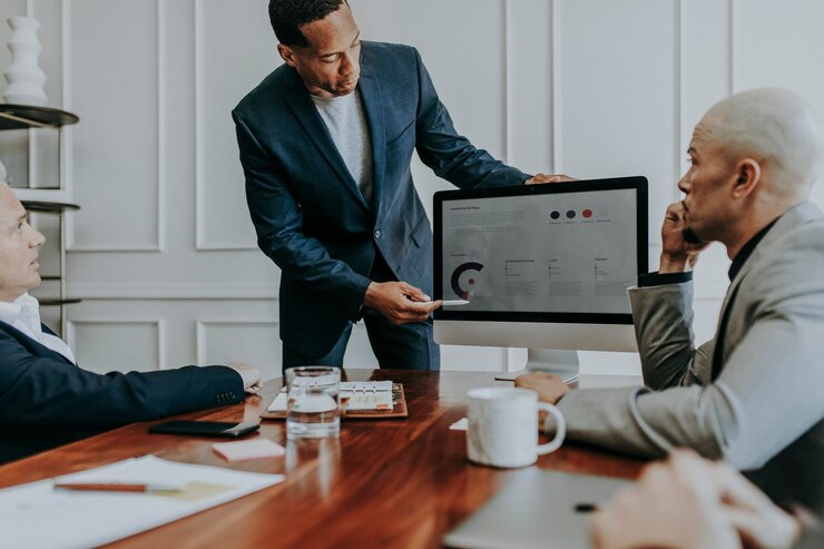 Photo businessman explaining the strategy to his team