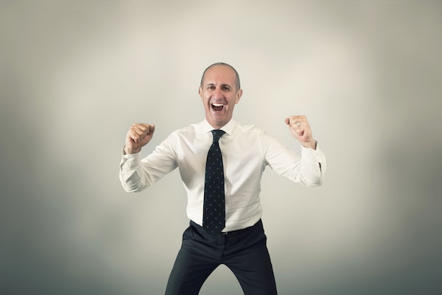 Foto uomo d'affari che esulta per un successo