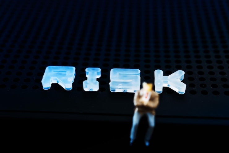 Photo businessman figurine by risk text on table