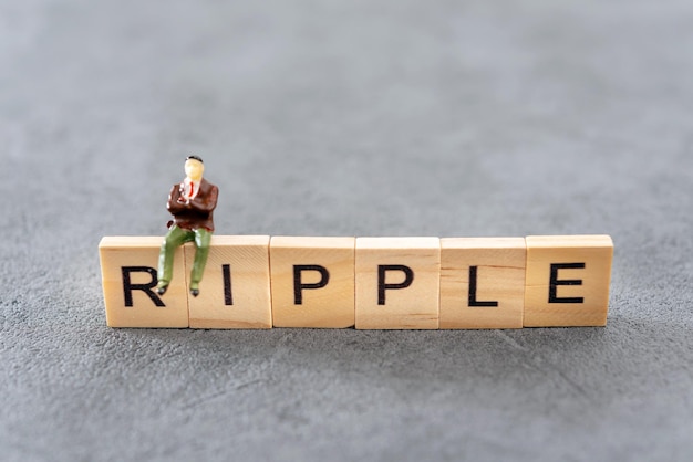 Photo businessman figurine on wooden text over table