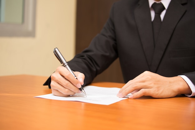 Photo businessman filling out the application.